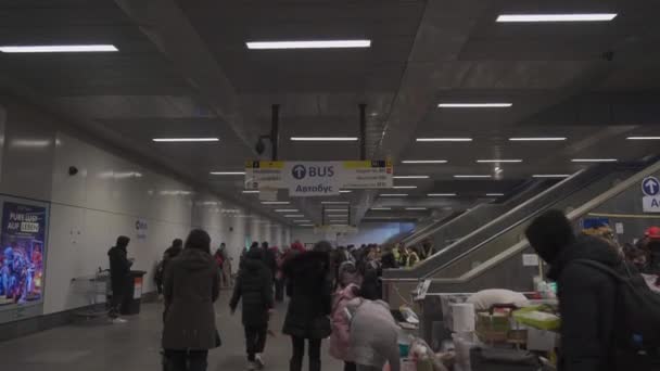 Marzo 2022 Berlín Alemania Ayudar Los Refugiados Ucrania Estación Central — Vídeos de Stock