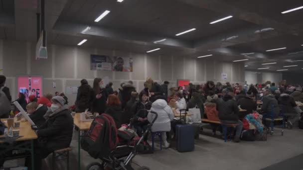 Března2022 Berlín Německo Pomoc Uprchlíkům Ukrajiny Ústředním Nádraží Berlíně Dobrovolníci — Stock video