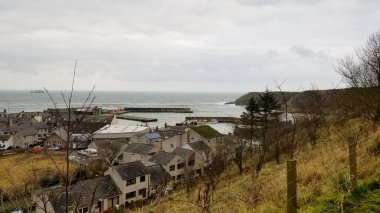 Yağmurlu ve bulutlu bir günde İskoç kırsalının fotoğrafı..