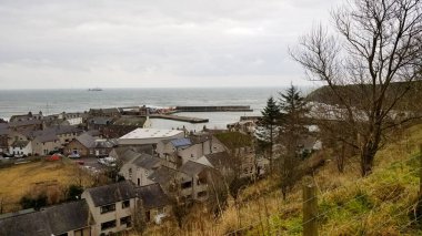 Yağmurlu ve bulutlu bir günde İskoç kırsalının fotoğrafı..