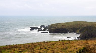Yağmurlu ve bulutlu bir günde İskoç kırsalının fotoğrafı..