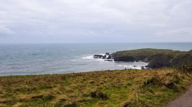 Yağmurlu ve bulutlu bir günde İskoç kırsalının fotoğrafı..