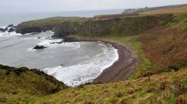 Yağmurlu ve bulutlu bir günde İskoç kırsalının fotoğrafı..