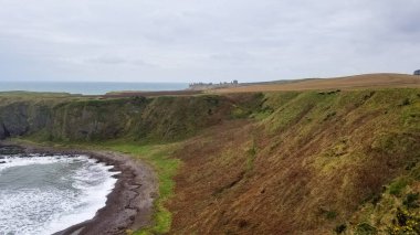 Yağmurlu ve bulutlu bir günde İskoç kırsalının fotoğrafı..