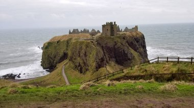 Yağmurlu ve bulutlu bir günde İskoç kırsalının fotoğrafı..