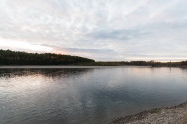 Sakin bir nehirde gün batımı