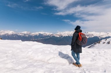 Kızıl saçlı kız karlı dağlarda