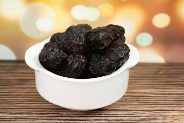 Bir kase Ajwa randevusu, oruç aylarında popülerdir. Seçici odak noktaları. Bulanık arkaplan