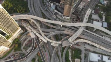 Kuala Lumpur, Malezya: 10 Ekim 2021 - Karmaşık bir kavşağın havadan görünüşü ve halen inşaatı devam ediyor. Yazı