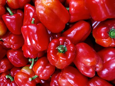 Markette sergilenen kırmızı dolmalık biberin yakın çekimi. Seçici odak noktaları.