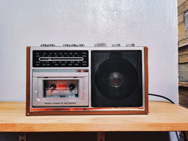 Ένα Ραδιόφωνο Αντίκα Ένα Τραπέζι Καλή Κατάσταση Επιλεκτικά Σημεία Εστίασης — Φωτογραφία Αρχείου