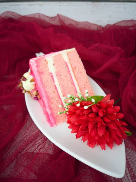 Süt şurubu kekinden bir dilim ya da bant keki. Seçici odak noktaları. Bulanık arkaplan