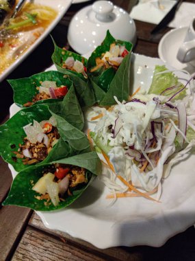 Meşhur Tayland yemeği Miang Kham 'ın yakın çekimi. Seçici odak noktaları.