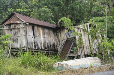 Terk edilmiş ev yere devrilmeyi bekliyor. Seçici odak noktaları