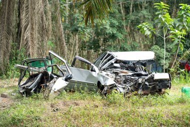 Terk edilmiş araba enkazı kötü durumda. Seçici odak noktaları