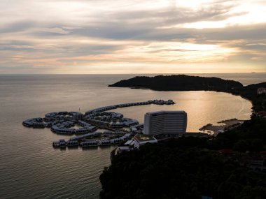 Port Dickson, Malezya 19 Kasım 2021 ünlü Lexis hibiscus tatil köyünün havadan görünüşü. Seçici odak noktaları