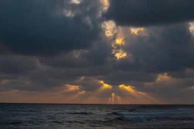 Şafak vakti boş bir sahil manzarası