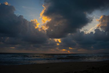Şafak vakti boş bir sahil manzarası