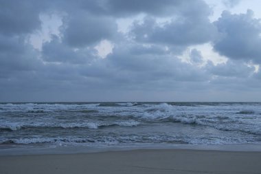 Şafak vakti boş bir sahil manzarası