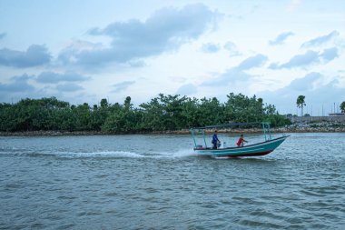 Terengganu, Malezya: 17 Ocak 2022 - Malezya 'nın doğu kıyısında nehir boyunca hareket eden küçük sürat teknesi.