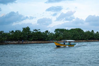 Terengganu, Malezya: 17 Ocak 2022 - Malezya 'nın doğu kıyısında nehir boyunca hareket eden küçük sürat teknesi.