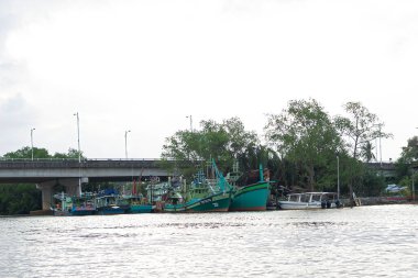 Terengganu, Malezya: 16 Ocak 2022 - Malezya 'nın doğu kıyısındaki nehrin kıyısına demirlemiş birkaç balıkçı teknesi
