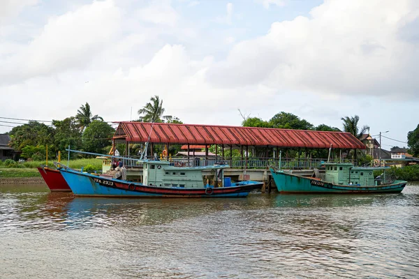 Terengganu Μαλαισία Ιαν 2022 Μερικά Αλιευτικά Σκάφη Αγκυροβολημένα Στην Όχθη — Φωτογραφία Αρχείου