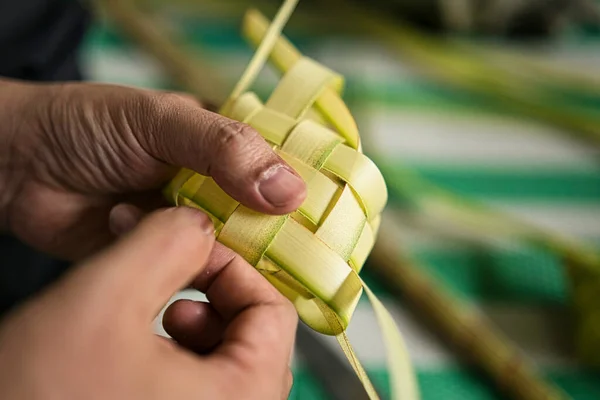 Weaving Coconut Leaves Making Ketupat Traditional Malay Cuisine Eid Celebration — Stockfoto