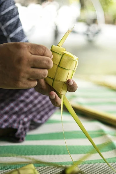 Tecendo Folhas Coco Fazendo Ketupat Uma Cozinha Tradicional Malaia Durante — Fotografia de Stock