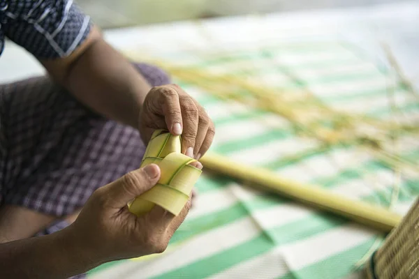Weaving Coconut Leaves Making Ketupat Traditional Malay Cuisine Eid Celebration — Stockfoto
