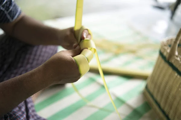 Tecendo Folhas Coco Fazendo Ketupat Uma Cozinha Tradicional Malaia Durante — Fotografia de Stock