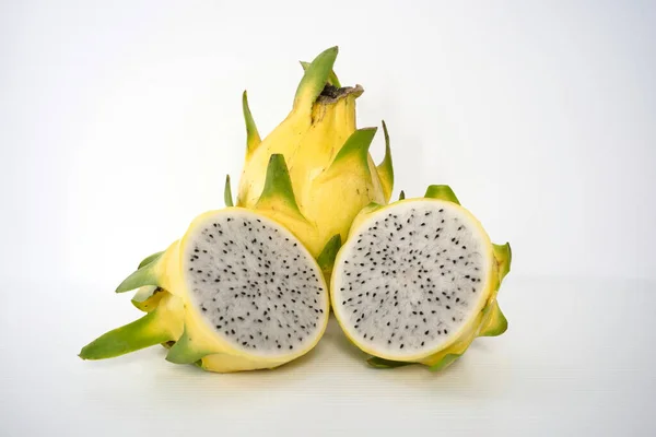 Eine Ganze Frucht Und Die Hälfte Der Pitaya Oder Drachenfrüchte — Stockfoto