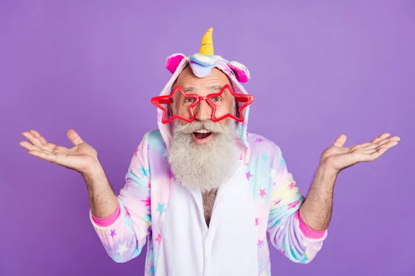 Porträt von attraktiven fröhlich lustigen Mann im Pyjama gute Nachricht Reaktion isoliert über violett lila Farbe Hintergrund — Stockfoto