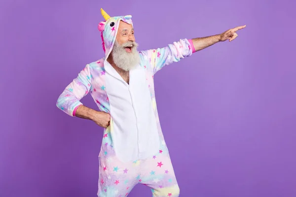 Profil Seitenansicht Porträt von attraktiven fröhlichen Mann im Pyjama tanzen Spaß haben isoliert über violett lila Farbe Hintergrund — Stockfoto