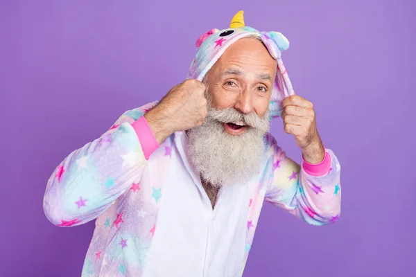 Foto in voller Größe von glücklichen positiven alten Mann tragen Nachtwäsche Hände Kapuze Lächeln isoliert auf lila Farbhintergrund — Stockfoto