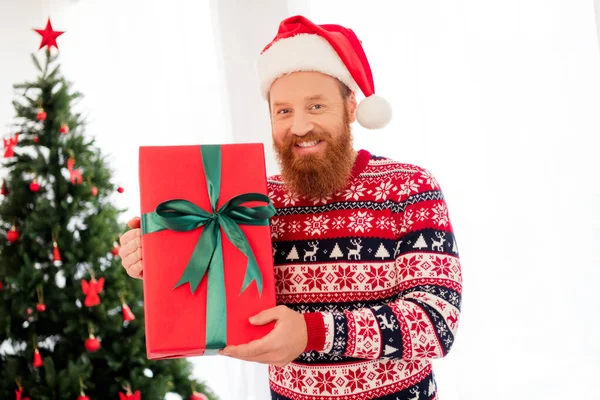 Photo portrait bearded man receiveng xmas present box in headwear wearing headwear near xmas tree — Stock Photo, Image