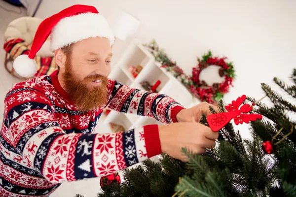 Profil boční fotografie mladého muže šťastný pozitivní úsměv pověsit hračka strom Vánoce atmosféra Noel vnitřní — Stock fotografie