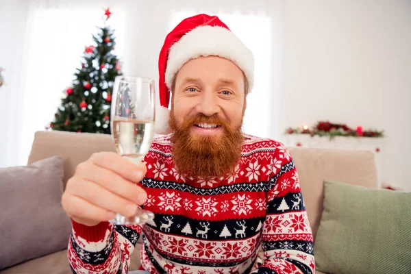 Porträtt av ung gott humör leende man bära Tomte hatt dricka alkohol sprudlande champagne fira nyår God jul — Stockfoto