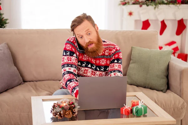 Foto av upptagen seriös affärsman talar på telefon arbetar avlägsen i laptop på nyår semester hemma hus — Stockfoto