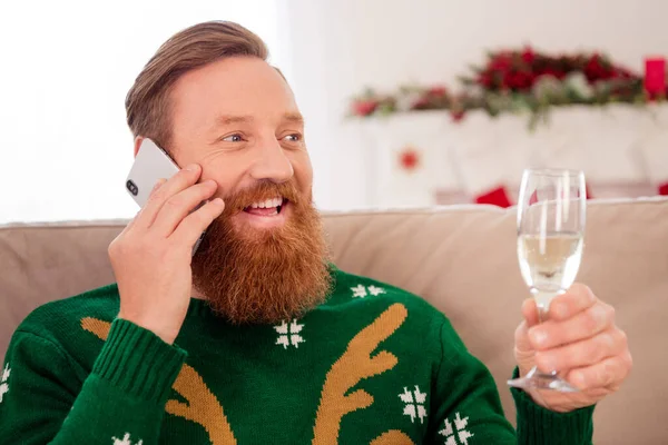 Photo of young man happy positive smile speak tell congratulation mobile cheers drink champagne christmas indoors — Stock Photo, Image