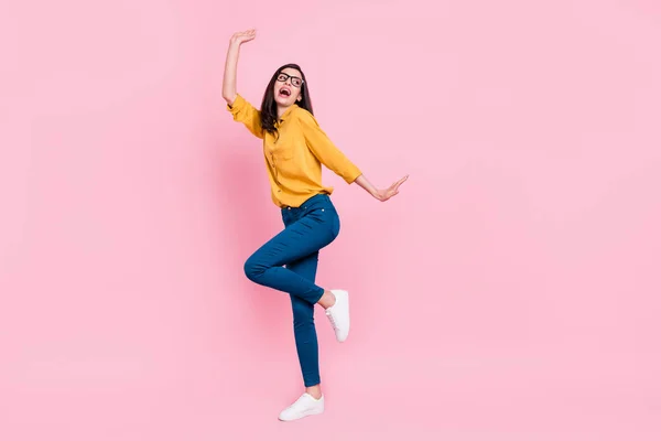 Lunghezza completa foto di cool bruna acconciatura giovane signora danza usura camicia occhiali pantaloni scarpe da ginnastica isolato su sfondo rosa — Foto Stock