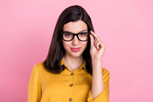 Foto de morena inteligente penteado jovem senhora mão óculos desgaste camisa amarela isolada no fundo cor-de-rosa — Fotografia de Stock