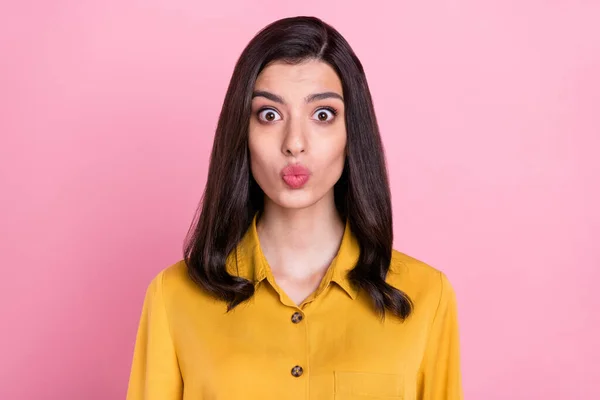 Foto de flerte morena penteado milenar senhora golpe beijo desgaste camisa amarela isolada no fundo cor-de-rosa — Fotografia de Stock