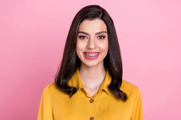 Foto van mooie optimistische brunette haar jonge dame dragen geel shirt geïsoleerd op roze kleur achtergrond — Stockfoto