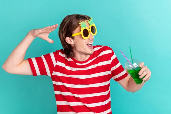 Retrato de atraente alegre funky cara beber suco piscina festa tempo isolado sobre brilhante teal turquesa cor fundo — Fotografia de Stock