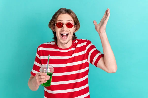 Retrato de cara alegre atraente beber suco piscina praia partido isolado sobre brilhante teal turquesa cor fundo — Fotografia de Stock