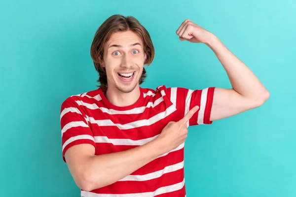 Фото молодого парня счастливая положительная улыбка точка руки трицепсы мышцы рекламного выбора решение изолированы на фоне бирюзового цвета — стоковое фото