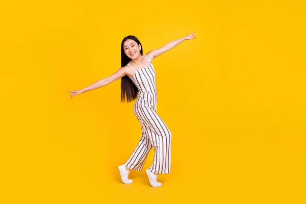Longitud completa tamaño del cuerpo foto mujer sonriendo bailando en la fiesta vistiendo casual general aislado color amarillo brillante fondo — Foto de Stock