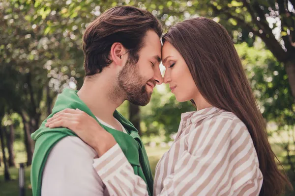 Foto retrato casal passar tempo no parque feliz abraçando uns aos outros face a face romântico data — Fotografia de Stock
