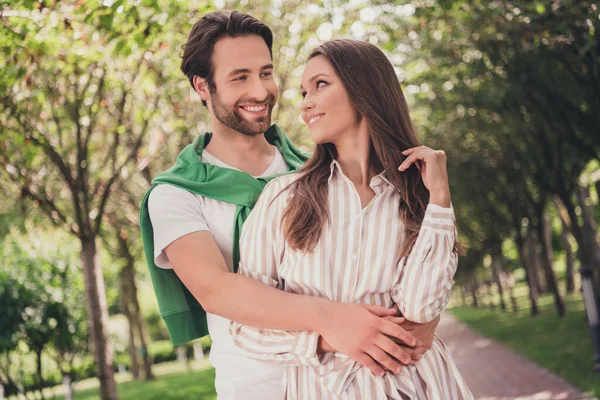 Foto retrato pareja pasando tiempo en parque feliz cogido de la mano sonriendo mirándose el uno al otro — Foto de Stock